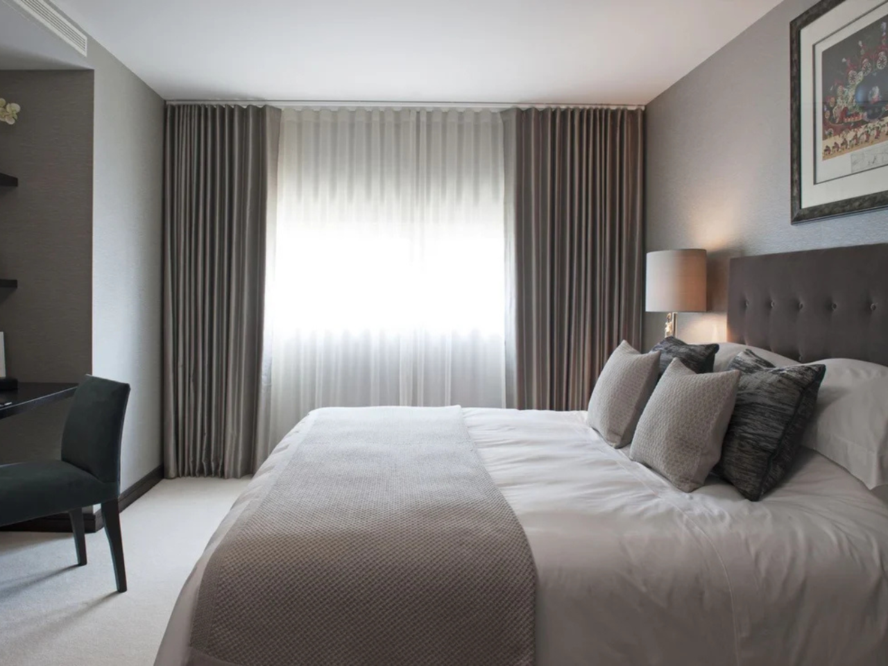 Draperii blackout în camere de hotel, montate profesional