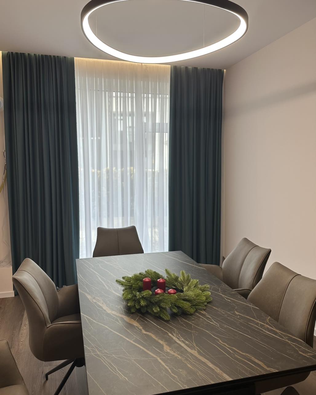 Perdele și draperii funcționale pentru bucătărie, create și instalate de Grand Textil