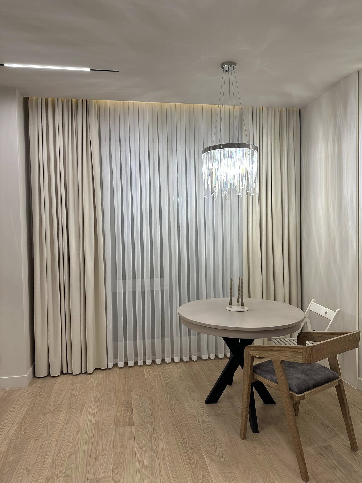 Perdele și draperii funcționale pentru bucătărie, create și instalate de Grand Texti
