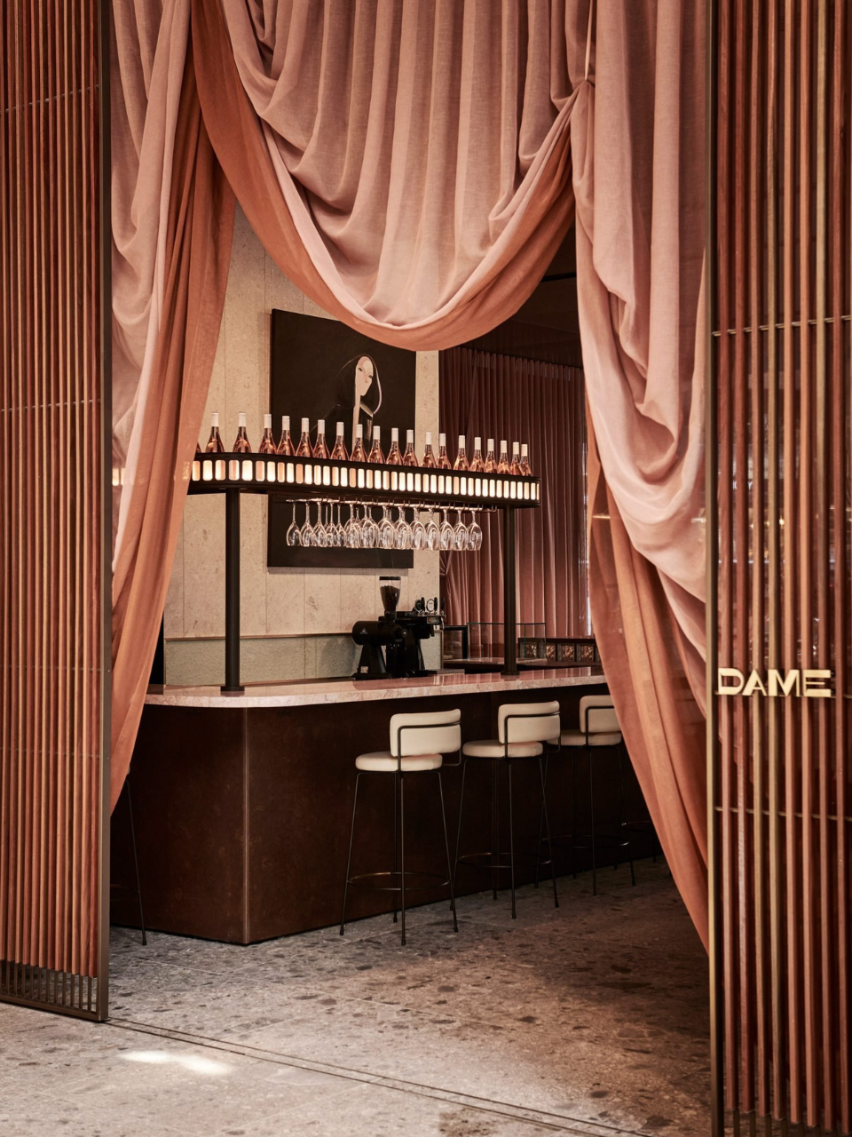 Interior rafinat al unui restaurant sau hotel, cu mese aranjate elegant și ferestre decorate cu draperii luxoase, creând o atmosferă primitoare și sofisticată