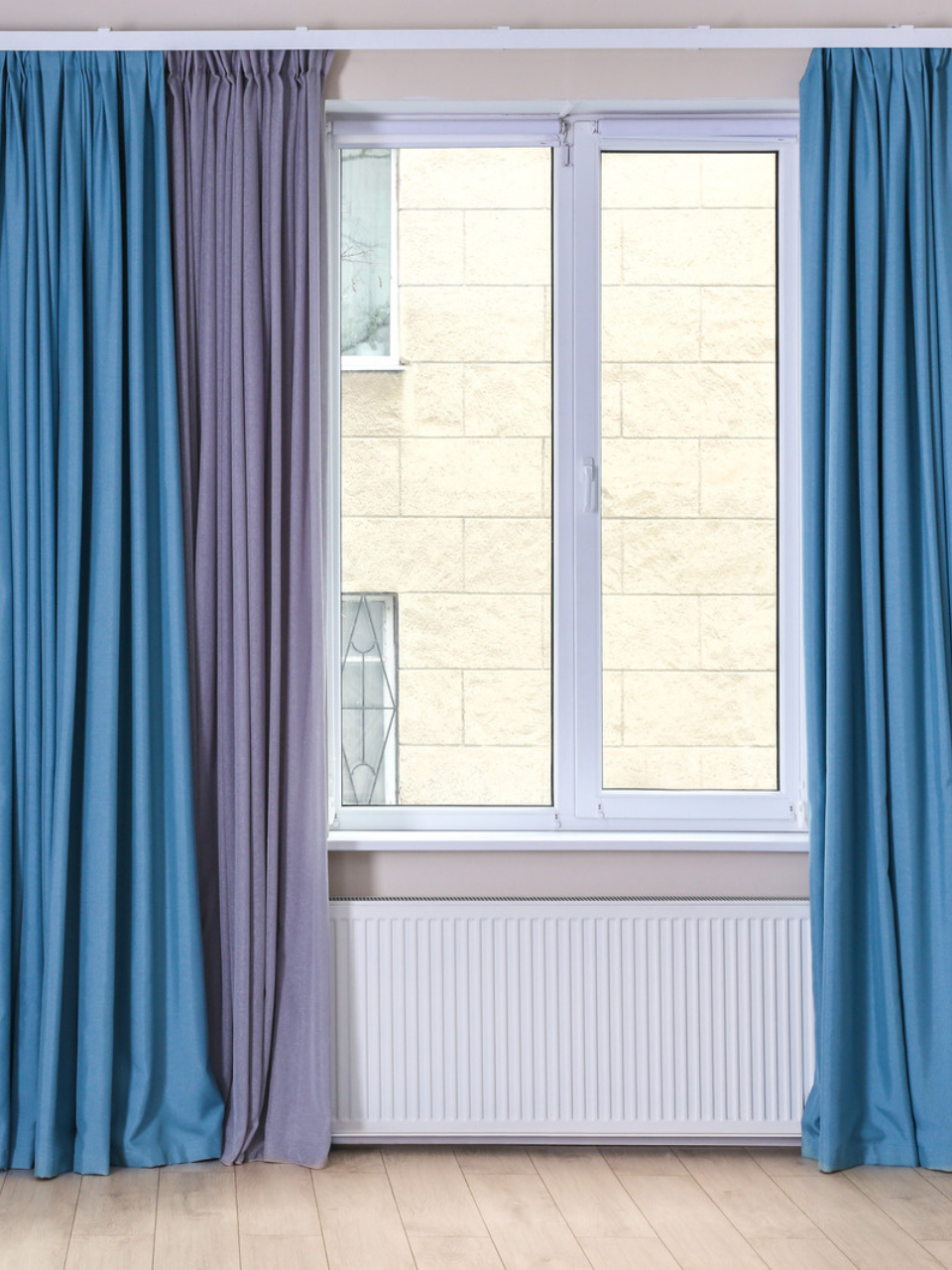 Interior luminos al unei instituții publice sau școli, cu ferestre decorate cu perdele simple și funcționale, ce asigură un mediu confortabil și practic.