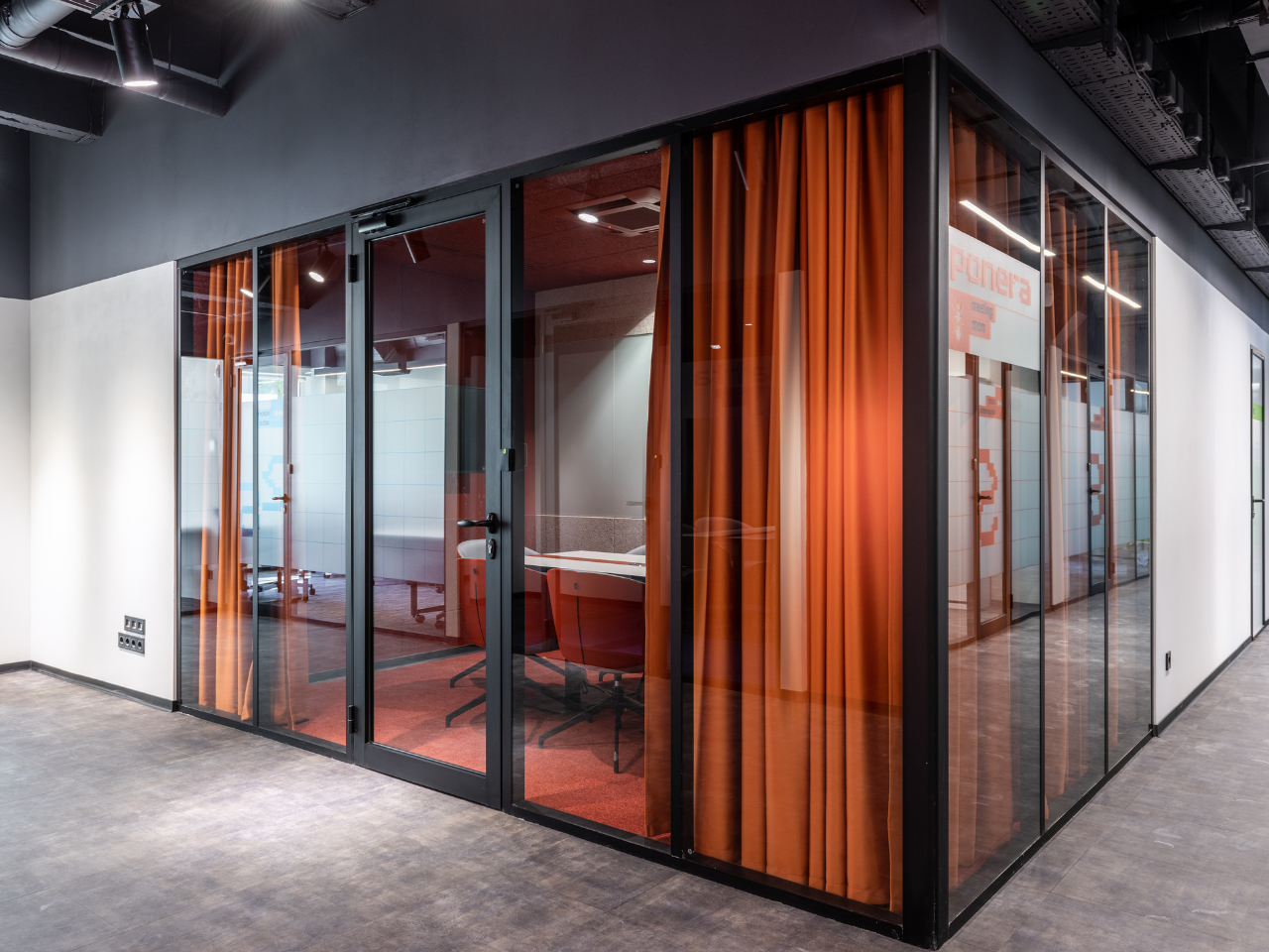 Draperii moderne montate în birouri open-space