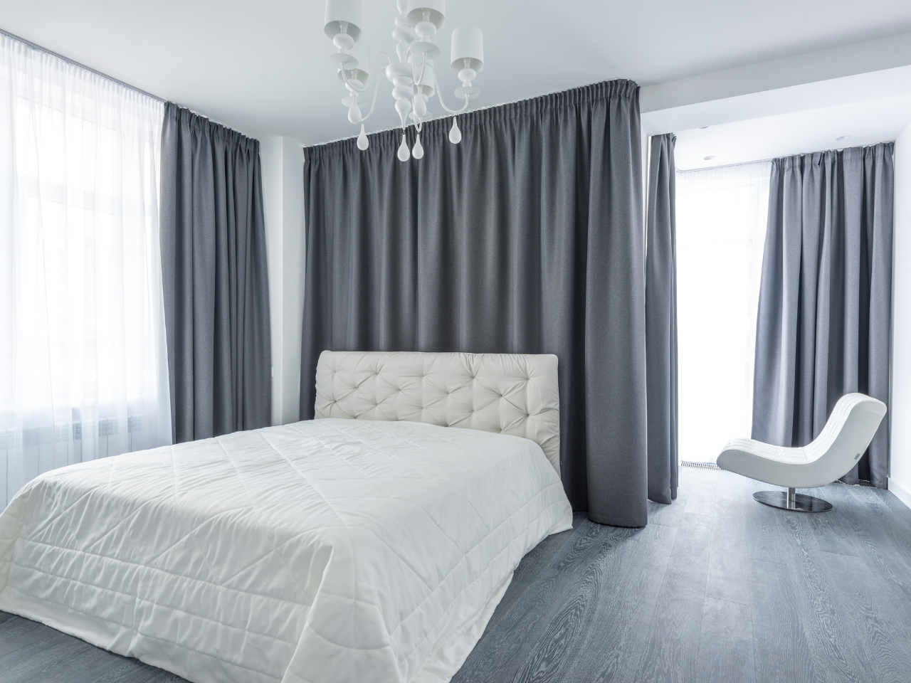 Draperii opace montate în dormitor matrimonial modern