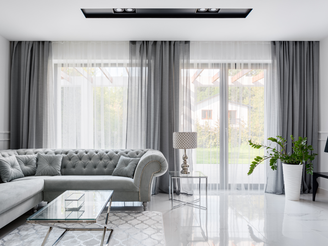 Perdele elegante în living spațios, instalate de Grand Textil