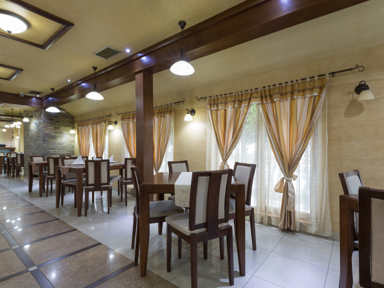 Perdele elegante în restaurant, adaptate atmosferei locale
