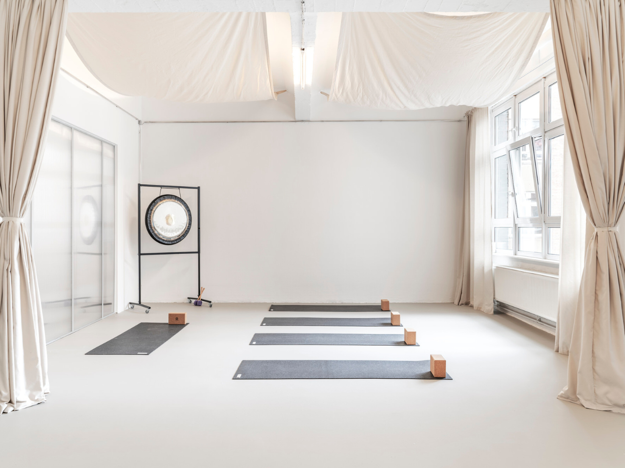 Draperii fluide în săli de yoga și relaxare